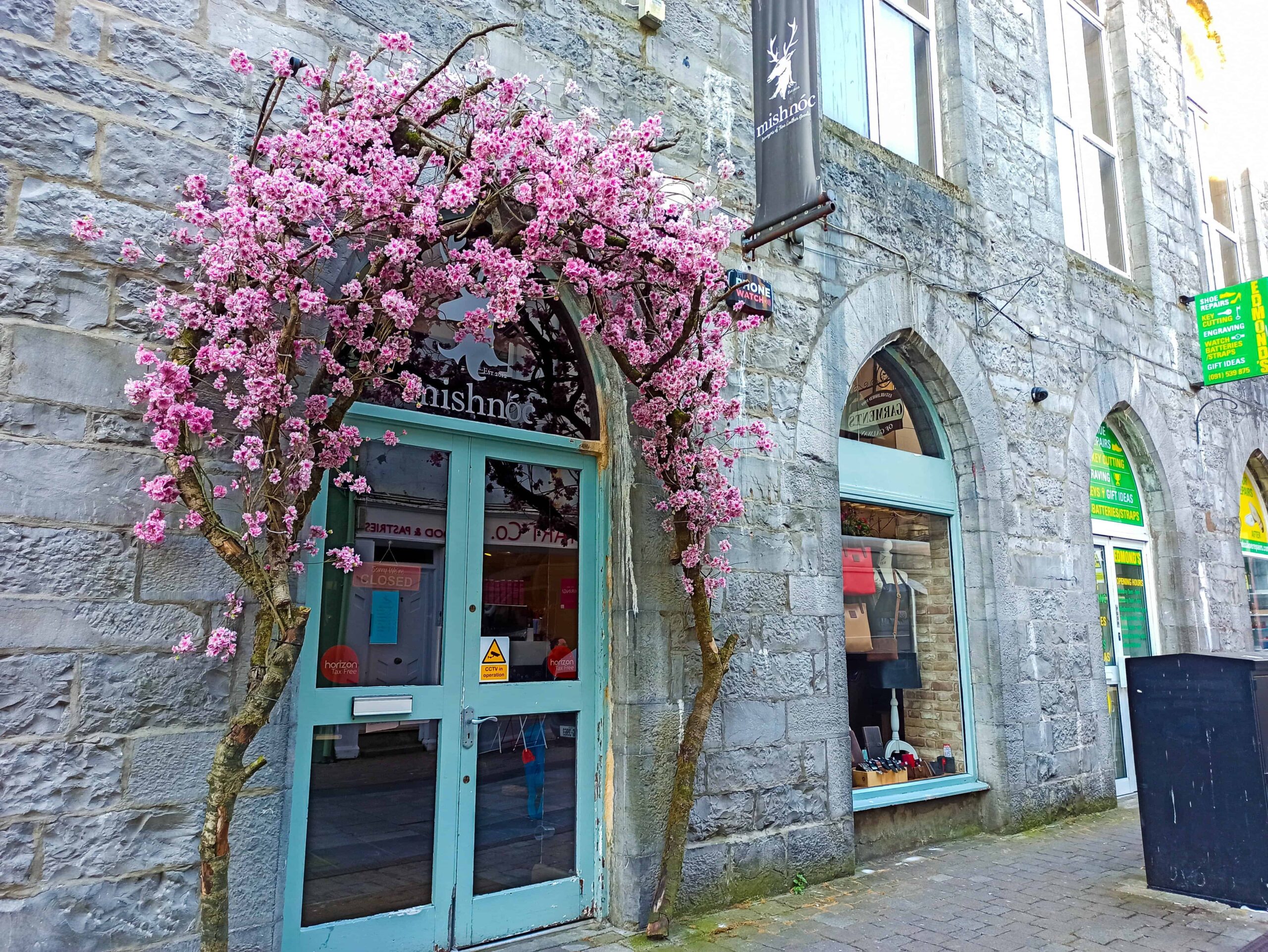 Galway City Shopping Eyre Square Hotel